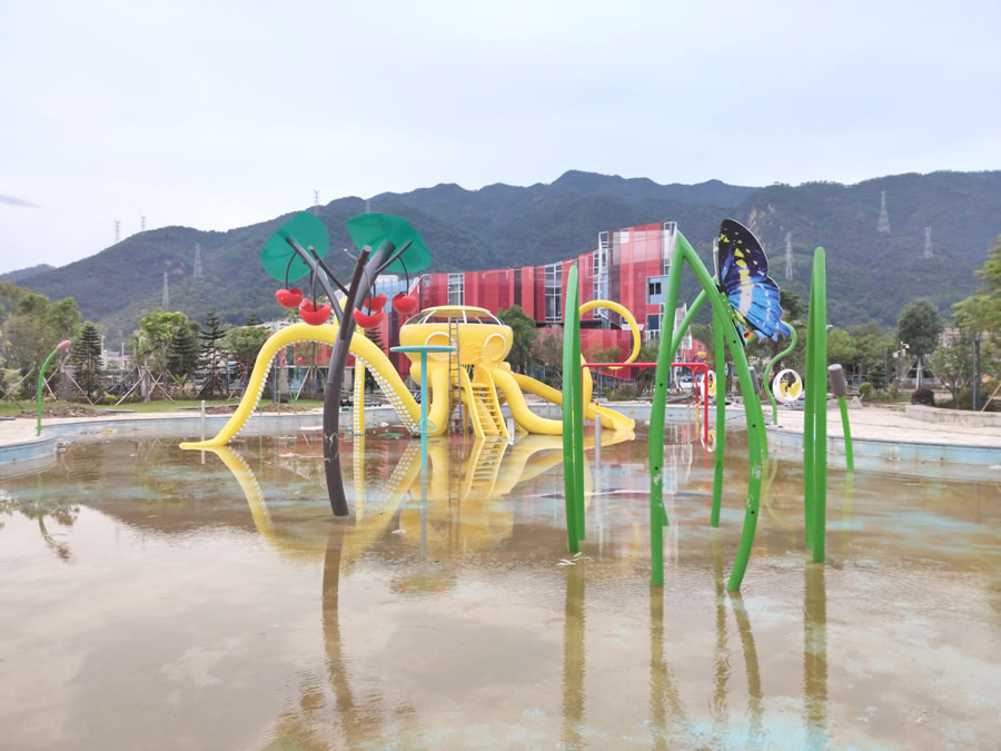 蘋果樹倒水桶